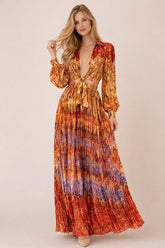 Robe longue imprimée pour femme de marque Dressie Dress, style rétro chic avec décolleté profond, nœud devant et jupe plissée.