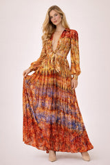 Robe longue femme imprimée style rétro chic de Dressie Dress avec décolleté profond, nœud devant et jupe plissée élégante.