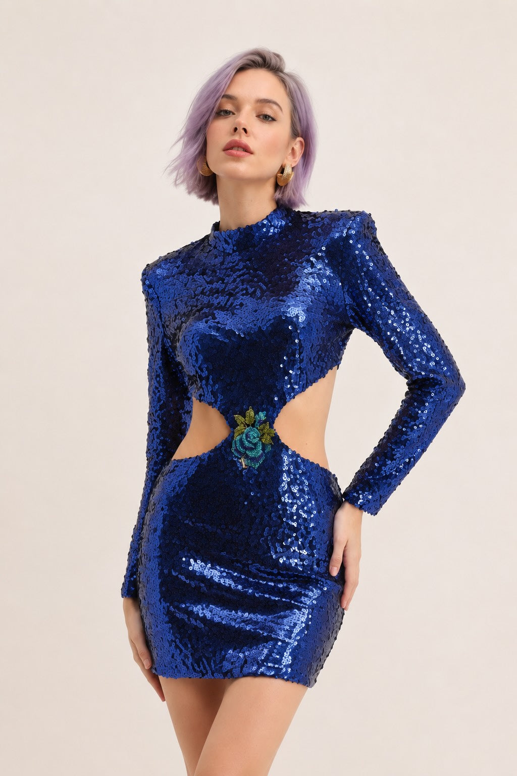 Robe habillée courte pour femme Dressie Dress avec sequins, col montant, manches longues, découpes à la taille et dos nu.