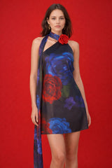 Robe courte femme Dressie Dress à imprimé roses, col foulard noué, dos nu et coupe évasée, style chic et séduisant.