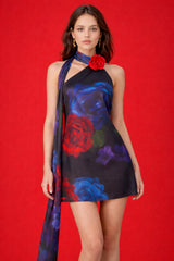 Robe femme imprimée à roses avec col foulard, dos nu et coupe courte évasée, de la marque Dressie Dress.