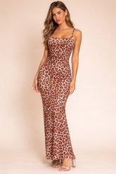 Robe longue femme léopard avec fines bretelles, silhouette moulante, fronces latérales et bas sirène, marque Dressie Dress