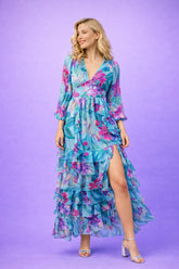 Robe fleurie pour femme Dressie Dress avec décolleté en V, taille cintrée, jupe à volants et manches longues aériennes.