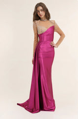 Robes de soirée longue sirène gainante avec col montant et manches longues en tulle illusion strassé buste asymétrique en satin et drapé à la taille avec pan traînant | Dressie Dress