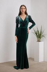 Robes de soirée longue en velours extensible avec col V cache-cœur manches longues épaules ornées de perles et taille marquée | Dressie Dress