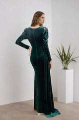 Robes de soirée longue en velours extensible avec col V cache-cœur manches longues épaules ornées de perles et taille marquée | Dressie Dress