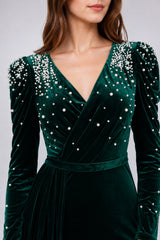 Robes de soirée longue en velours extensible avec col V cache-cœur manches longues épaules ornées de perles et taille marquée | Dressie Dress
