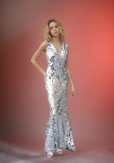 Femme Robe de soirée longue moulante à sequins avec décolleté V profond empiècement en tulle nude et coupe sirène | Dressie Dress