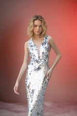 Femme Robe de soirée longue moulante à sequins avec décolleté V profond empiècement en tulle nude et coupe sirène | Dressie Dress