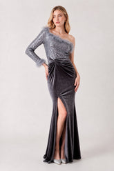 Robe de soirée longue asymétrique en velours stretch avec sequins, plumes, fente et taille drapée, marque Dressie Dress.