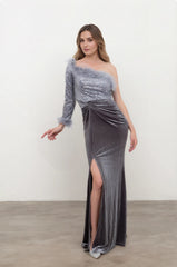 Robe de soirée longue asymétrique avec sequins finitions plumes velours stretch taille drapée et fente | Dressie Dress