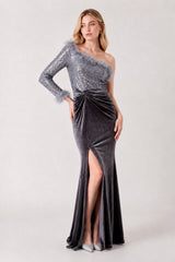 Robe de soirée longue asymétrique en velours stretch avec sequins, plumes, fente et taille drapée, marque Dressie Dress.