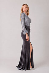 Robe de soirée longue asymétrique en velours stretch avec sequins, plumes, fente, drapée à la taille, par Dressie Dress