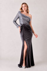 Robe de soirée longue asymétrique Dressie Dress avec sequins, plumes, velours stretch, taille drapée et fente élégante.