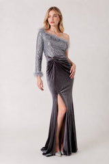 Robe de soirée longue asymétrique Dressie Dress avec sequins, plumes, velours stretch, taille drapée et fente élégante.