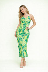 Robe longue femme imprimée feuillage vert avec fines bretelles, décolleté drapé et dos ouvert, robe d'été élégante de Dressie Dress.