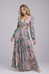 Robe longue imprimée à décolleté V plongeant découpes à la taille avec liens taille élastiquée manches longues et jupe à volants | Dressie Dress