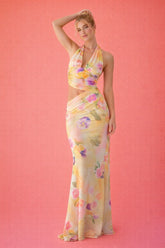 Robe longue femme imprimée fleurie avec col halter, décolleté plongeant, dos nu et détail croisé, élégante et sexy.