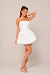 Robe courte habillée pour femme Dressie Dress avec bustier, corset lacé, jupe boule et grande fleur 3D, vue de face.