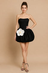 Robe courte habillée femme Dressie Dress en noir avec bustier, corset lacé, jupe boule et grande fleur 3D visible sur l image.