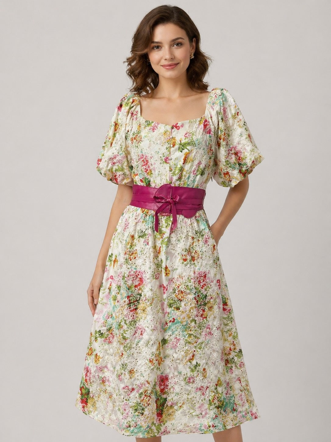 Robe fleurie brodée pour femme avec manches bouffantes, boutons devant et large ceinture à nouer, de la marque Dressie Dress.