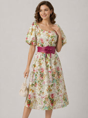 Robe fleurie brodée pour femme avec manches bouffantes, boutons devant et large ceinture à nouer, par Dressie Dress