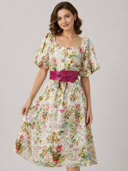 Robe fleurie brodée pour femme avec manches bouffantes, boutons devant et large ceinture à nouer, de la marque Dressie Dress.