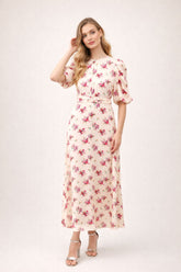 Robe femme imprimée fleurie Dressie Dress, à col rond, manches bouffantes, taille ceinturée, silhouette mi-longue évasée.