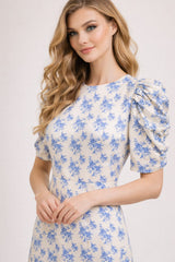 Robe imprimée fleurie pour femme, style français élégant, col rond, manches courtes bouffantes, taille cintrée et jupe évasée midi.