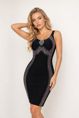 Robe bandage mi-longue sans manches Dressie Dress avec larges bretelles, col arrondi et détails en strass pour une silhouette sculptée.