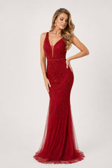 Robe de soirée longue sirène rouge Dressie Dress avec décolleté en V, tulle illusion perlé et taille marquée, look glamour.