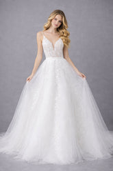 Robe de mariée Dressie Dress à fines bretelles, décolleté plongeant en dentelle florale avec grande jupe aérienne et traîne.