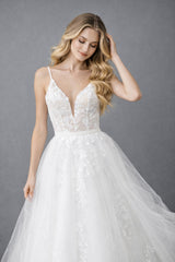 Robe de mariée à fines bretelles, décolleté plongeant, dentelle florale en tulle, grande jupe aérienne avec traîne, Dressie Dress