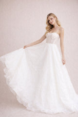 Robes de mariage style français avec corsage illusion à baleines poitrine structurée jupe volumineuse et traîne légère | Dressie Dress