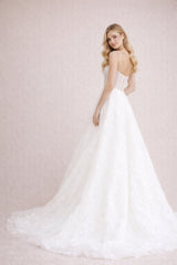 Robes de mariage style français avec corsage illusion à baleines poitrine structurée jupe volumineuse et traîne légère | Dressie Dress