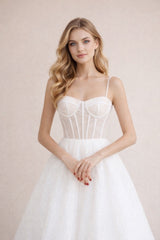 Robes de mariage style français avec corsage illusion à baleines poitrine structurée jupe volumineuse et traîne légère | Dressie Dress