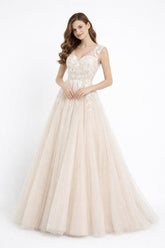 Robe de mariage Dressie Dress à col V avec fleurs brodées en relief, jupe en tulle ample et traîne légère, look romantique