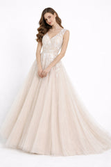 Robe de mariée Dressie Dress à col V, fleurs brodées en relief, jupe en tulle ample avec traîne légère, look romantique et élégant.