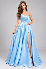 Robe de soirée bustier satinée bleue ciel avec drapé structuré, jupe volumineuse et fente élégante, par Dressie Dress.