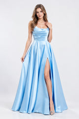 Robe de soirée bustier satinée bleue ciel avec drapé structuré, jupe volumineuse et fente élégante, par Dressie Dress.