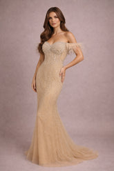 Robes prestige sirène entièrement perlée avec franges de strass décolleté cœur bustier corset gainant épaules dénudées avec finitions plumées et traîne légère | Dressie Dress