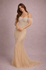 Robes prestige sirène entièrement perlée avec franges de strass décolleté cœur bustier corset gainant épaules dénudées avec finitions plumées et traîne légère | Dressie Dress