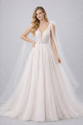 Robe de mariage longue Dressie Dress à décolleté plongeant en tulle brodé, silhouettes aérienne avec pans drapés aux épaules.