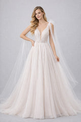 Robe de mariage longue Dressie Dress à décolleté plongeant en tulle brodé, silhouettes aérienne avec pans drapés aux épaules.