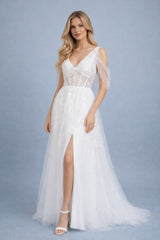 Robes de mariage – Décolleté V corsage illusion effet corset avec dentelle manches tulle drapées fente devant jupe A-line fluide avec traîne – Élégance moderne | Dressie Dress