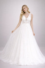 Femme Robe de mariage A-ligne en tulle avec décolleté V illusion appliqués floraux en dentelle bretelles larges et traîne – Élégance intemporelle | Dressie Dress