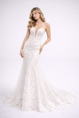 Robe de mariage sirène moulante Dressie Dress avec décolleté plongeant, tulle illusion brodé, traîne élégante pour cérémonie.