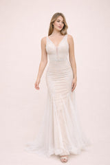 Robes de mariage sirène moulante avec décolleté V en tulle illusion dentelle brodée 3D taille perlée dos U et traîne légère – Silhouette affinée | Dressie Dress