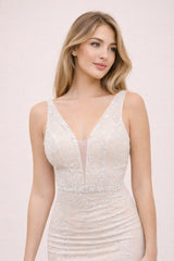 Robes de mariage sirène moulante avec décolleté V en tulle illusion dentelle brodée 3D taille perlée dos U et traîne légère – Silhouette affinée | Dressie Dress