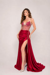Robe de soirée moulante pour femme Dressie Dress avec bustier cœur, détails en strass, tulle illusion, fente haute et drapé latéral.